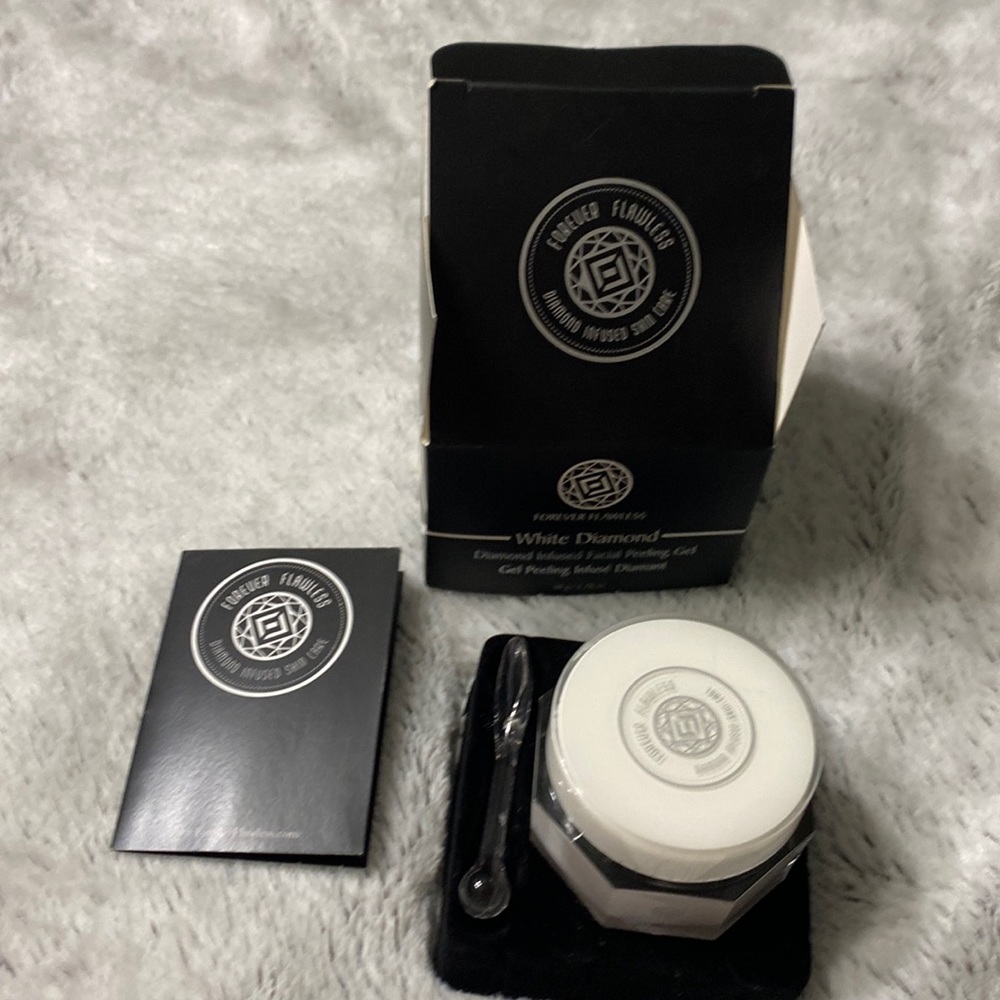 Forever Flawless White Diamond infused facial peeling gel